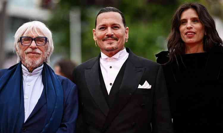 O ator Johnny Depp, entre o ator Pierre Richard e a diretora Mawenn, na abertura do Festival de Cannes