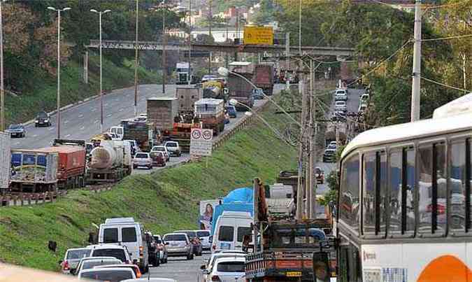 Obras para tentar conter os gargalos da via devem comear em abril ou maio(foto: Marcos Michellin/EM/D.A.Press)