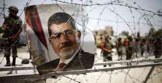 Foto do presidente deposto Mohamed Morsi em rea de conflito no Cairo Para especialistas, ele errou ao misturar o papel da religio com o do governo(foto: Khaled Abdullah/Reuters)