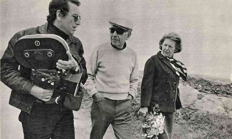Fernando Sabino, com a cmera de filmar, ao lado de Erico Verissimo e sua mulher, Mafalda