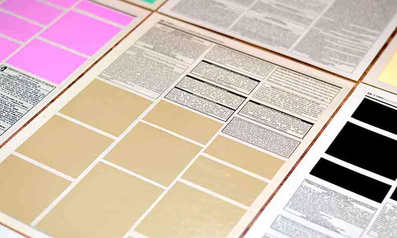 Folhas de jornal impresso fazem parte da obra do artista Jean Belmonte