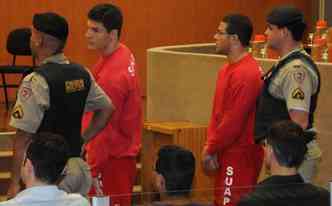 Imagem dos rus na sesso adiada em dezembro de 2013. Jason (esquerda) e Jonas direita) so levados para o salo do tribunal(foto: Paulo Filgueiras/EM DA Press)