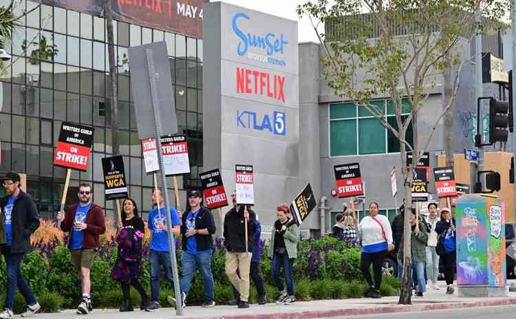 Escritores em piquete no quarto dia da greve marcham pela Netflix em Hollywood