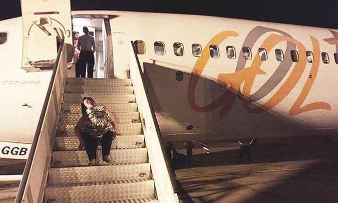 Katya precisou se arrastar pelos 15 degraus para embarcar na aeronave(foto: Reprodu��o/Facebook)