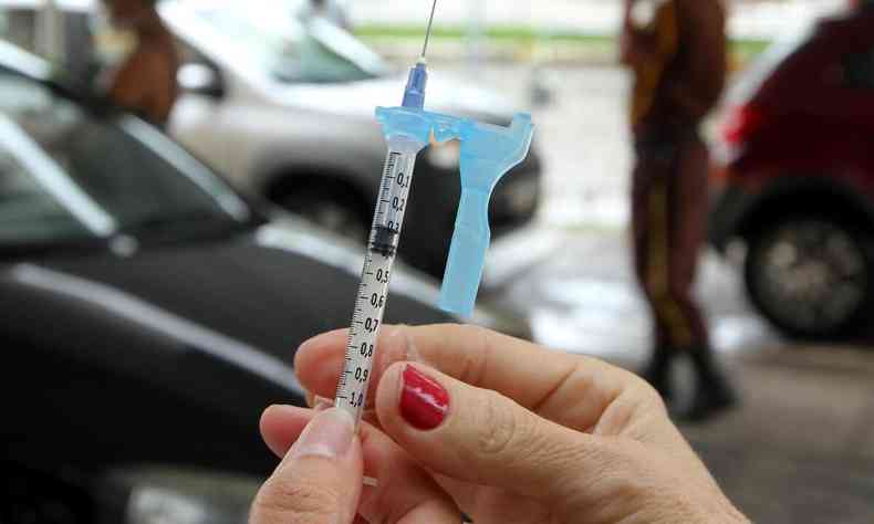 seringa com vacina contra COVID
