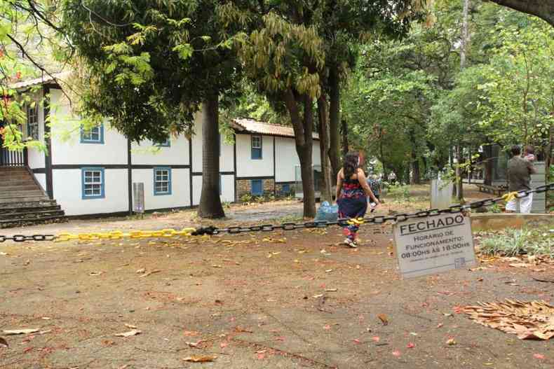 Mesmo com Museu Ablio Barreto fechado, pblico aproveitou rea externa (foto: Edsio Ferreira/EM/D.A.Press)