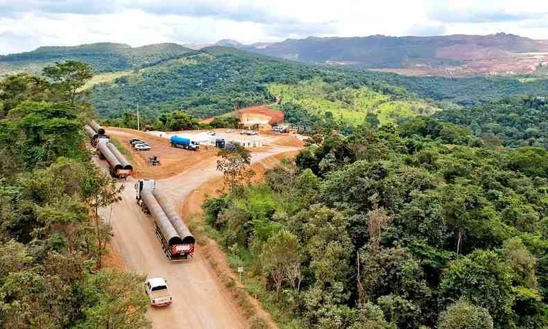Obras de conteno da barragem da mina de Serra Azul, da mineradora ArcelorMittal, em Itatiaiuu