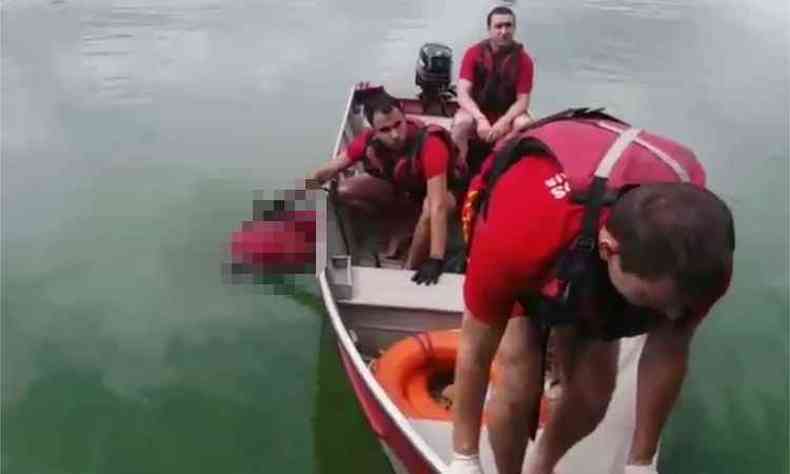 Vtima localizada na Lagoa da Pampulha era do sexo masculino e usava camisa vermelha(foto: Corpo de Bombeiros/Divulgao)