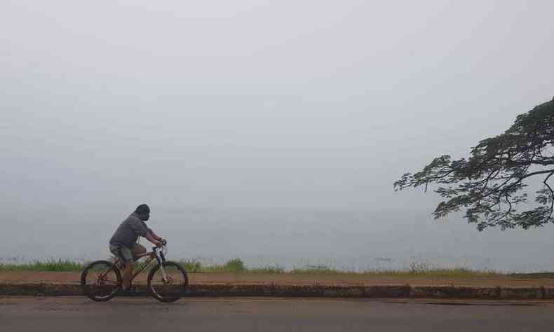 Neblina encobre toda a orla de Lagoa Santa, na Grande BH(foto: Carlos Altman/EM/D.A. Press)