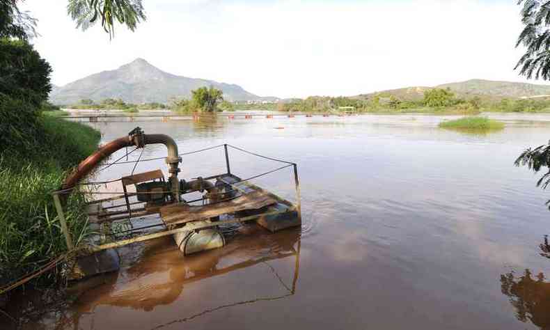 Moradores de Governador Valadares enfrentaram dificuldades de abastecimento de gua aps o tsunami de lama arrasar o Rio Doce(foto: Juarez Rodrigues/EM/D.A Press)