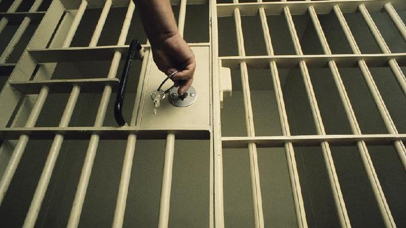 'São raros os casos de pessoas de classe média ou ricas condenadas por tráfico'(foto: Getty Images) Mão fechando as grades de uma prisão