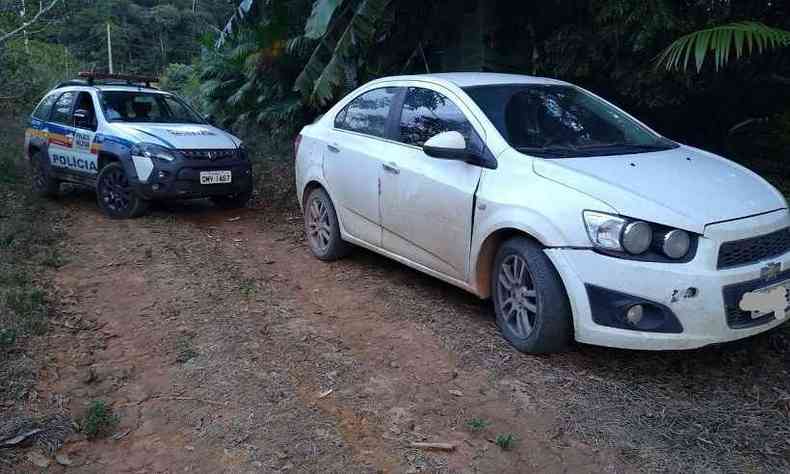 Carro utilizado em assalto foi apreendido na casa de um dos suspeitos(foto: PMMG/Divulgao)