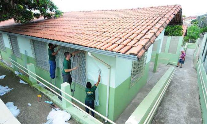 Agentes da prefeitura instalam telas impregnadas com inseticidas no Centro de Saúde Urucuia, no Barreiro: proteção extra contra a disseminação da febre amarela (foto: Gladyston Rodrigues/EM/DA Press) Agentes da prefeitura instalam telas impregnadas com inseticidas no Centro de Saúde Urucuia, no Barreiro: proteção extra contra a disseminação da febre amarela (foto: Gladyston Rodrigues/EM/DA Press)