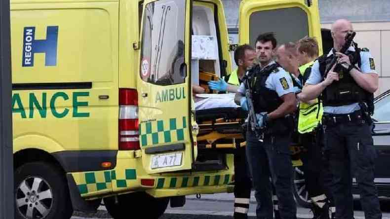 Paciente é levado em ambulância após ataque em shopping