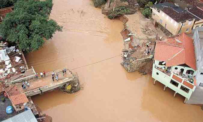 Em 2 de janeiro de 2012, o Rio Xopot, o principal de Guidoval, subiu 15 metros e devastou a cidade de 7 mil habitantes (foto: MARCOS MICHELIN/EM/D.A PRESS 5/1/12)