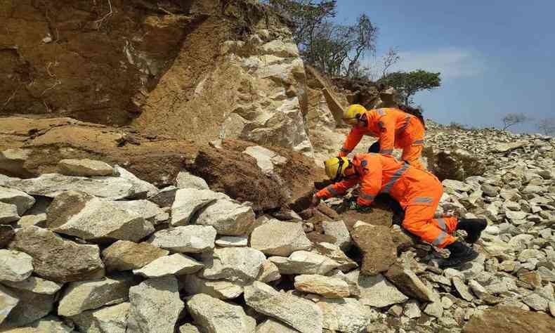 Pedras empilhadas em cima do homem