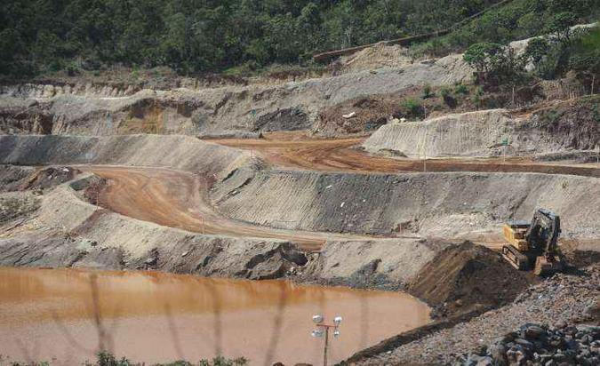 Dique perto de Bento Rodrigues: uma nova obra planejada pela Samarco no distrito reduziria carreamento de rejeitos, sustenta a empresa (foto: Leandro Couri/EM/D.A Press) Dique perto de Bento Rodrigues: uma nova obra planejada pela Samarco no distrito reduziria carreamento de rejeitos, sustenta a empresa (foto: Leandro Couri/EM/D.A Press)