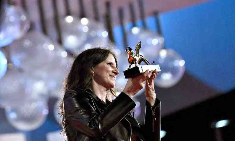 Diretora norte-americana Laura Poitras recebe o Leo de Ouro no festival de veneza 
