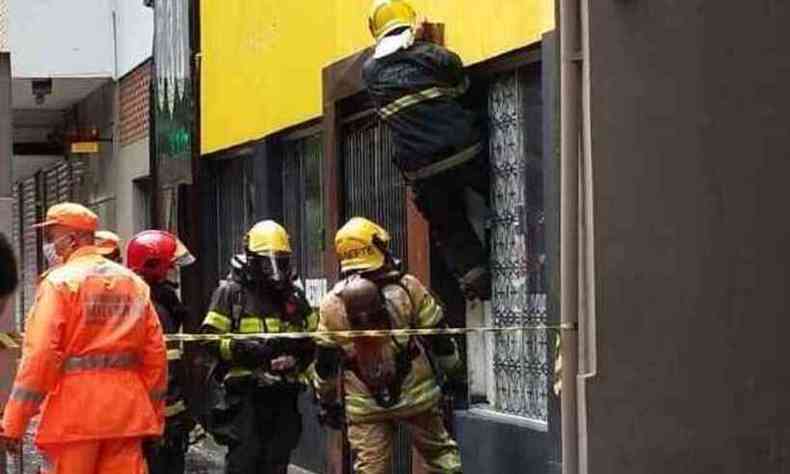 Bombeiros arrombaram a janela do antigo restaurante para fechar o gs(foto: Edsio Ferreira/EM/D.A.Press)