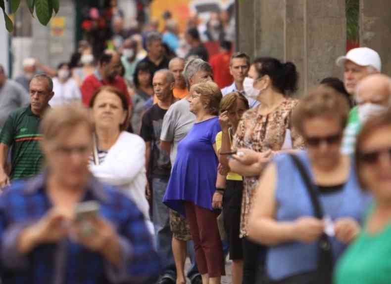 Fila formada para vacinao de idosos na porta da Drogaria Arajo, unidade do bairro Dona Clara, Regio da Pampulha.(foto: Edsio Ferreira/EM/D.A Press)