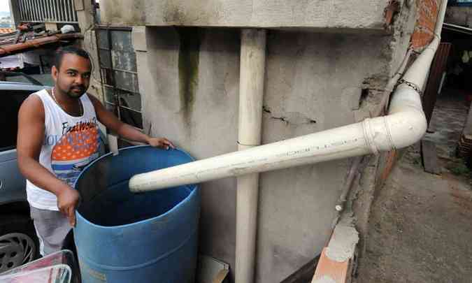 Milton armazena água da chuva para usar em obra em sua casa(foto: Marcos Vieira/EM/D. A Press)