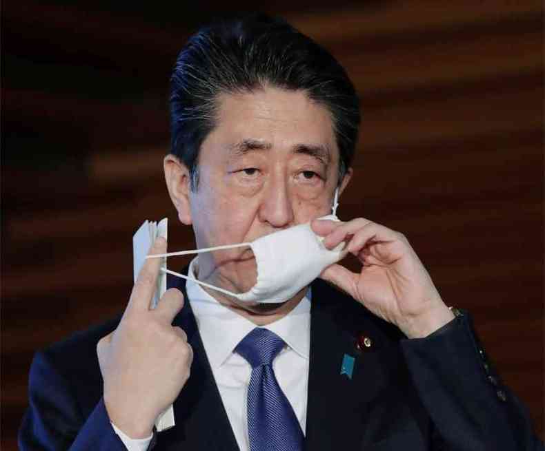 Primeiro ministro japons retira mscara depois de anunciar provvel decretao do estado de emergncia(foto: Behrouz MEHRI / AFP)