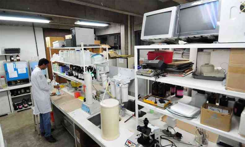 Laboratório de biologia na UFMG: 90% da produção científica do Brasil se dá a partir do mestrado, alerta a Associação Nacional dos Pós-Graduandos (foto: Gladyston Rodrigues/EM/D.A Press - 12/09/2017 )