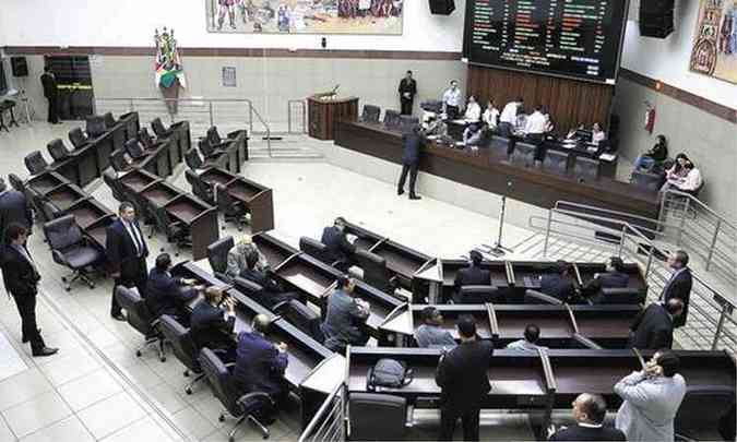 Vereadores aprovaram, em 1 turno, projeto que garante aos taxistas de BH o direito de sucesso nas concesses (foto: Edsio Ferreira/EM/D.A Press)