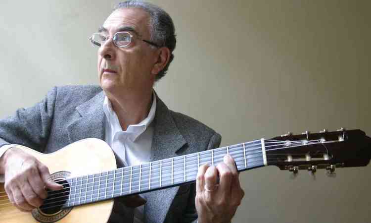 Theo de Barros toca violo
