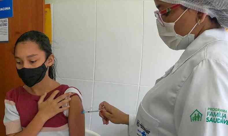 Criana sendo vacinada