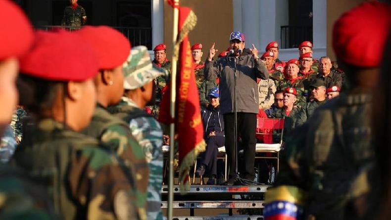 Maduro fala para militares em comemorao de revolta liderada por Chvez(foto: Reuters)