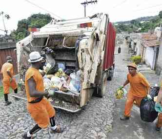 A coleta de lixo em Santa Luzia est sendo retomada aos poucos(foto: Juarez Rodrigues/EM/D.A Press)