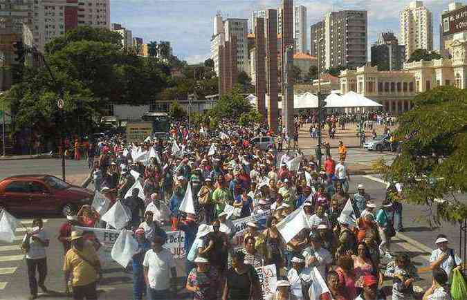 Servidores em passeata pelo Centro da capital (foto: Divulgao Sindibel)