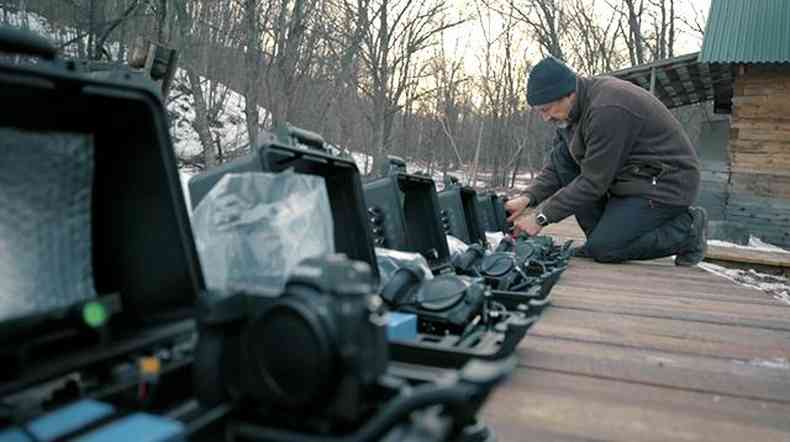 Sergey Gorshkov preparando suas armadilhas fotogrficas(foto: Sergey Gorshkov)