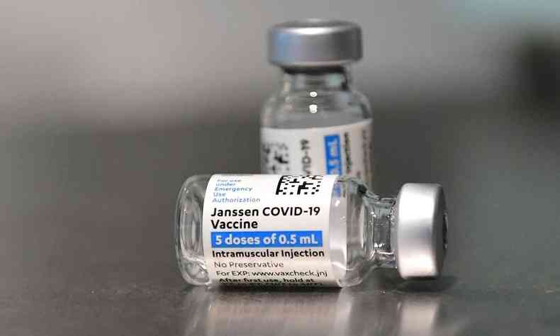 De acordo com o ministro da Sade, Marcelo Queiroga, 1,5 milho de doses da vacina Janssen devem chegar ao pas nesta tera-feira (foto: Frederic J. BROWN/AFP )