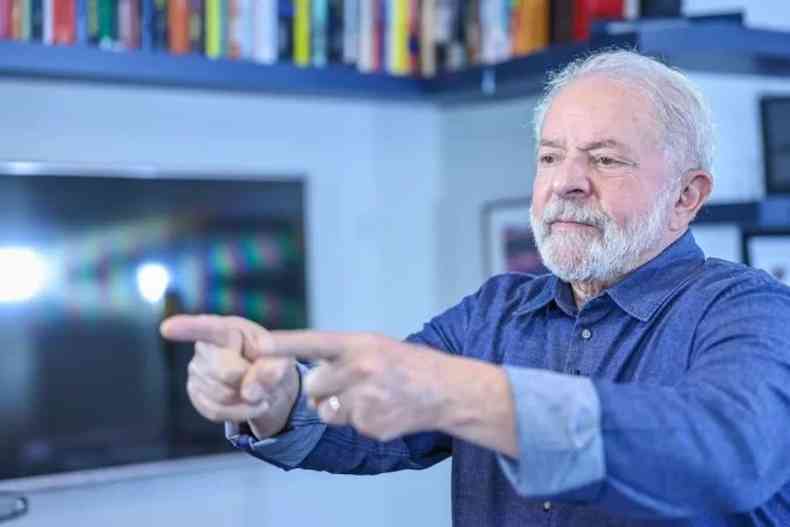 Lula aponta os dedos
