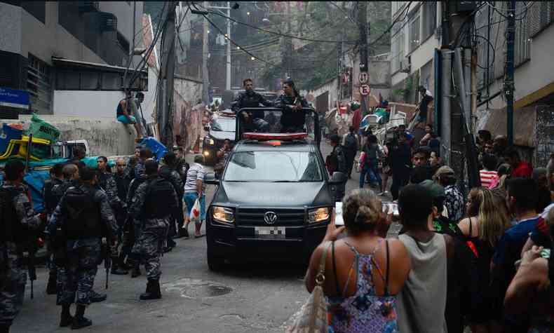 Imagem de veculos da polcia em meio a uma favela