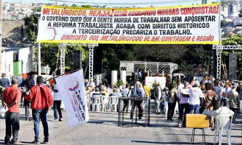 Protesto contra a reforma trabalhista no ano passado. Para representante da Fecomrcio, pequenos sindicatos vo desaparecer(foto: Juarez Rodrigues/EM/D.A Press 1/5/17)