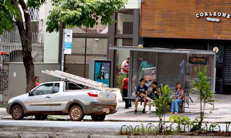 Veículo estacionado em ponto de ônibus põe em risco a segurança de quem usa os coletivos(foto: Edésio Ferreira/EM/DA Press)