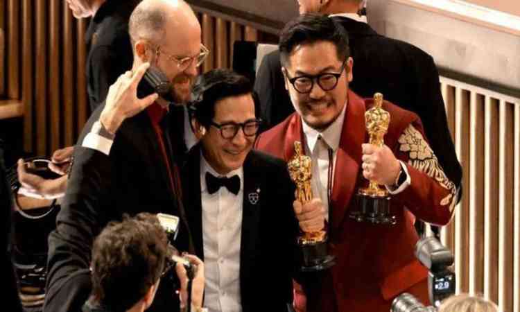 Dois diretores e um ator mostram esttua do Oscar