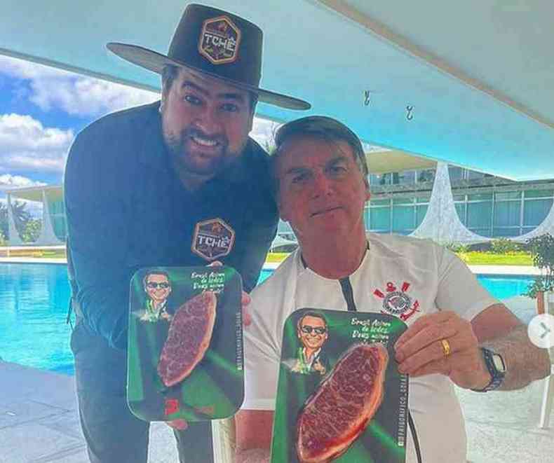 Homem e Jair Bolsonaro mostram pea de picanha em promoo