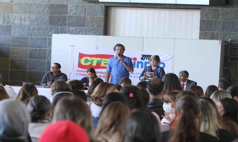 Assembleia na última terça-feira em que professores entraram em Estado de Greve(foto: Edésio Ferreira/EM/D.A Press) Assembleia de professores da rede particular de BH