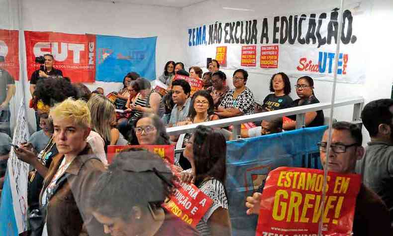 Desde cedo, servidores da educao protestaram na ALMG, cobrando isonomia no tratamento ao funcionalismo (foto: Paulo Filgueiras/EM/D.A Press)