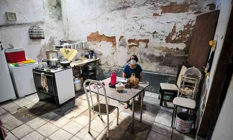 Geralda das Graas Nestor na cozinha de casa, iluminada pela janela: danos do ltimo perodo chuvoso(foto: Leandro Couri/EM/DA Press)