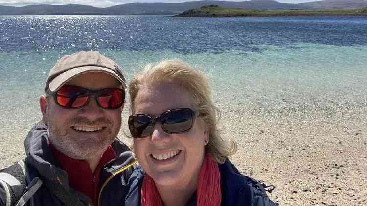 Casal tirando selfie na praia