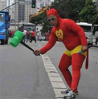 Locutor vestido de Chapolin anuncia ofertas em loja da Avenida Paran(foto: Marcos Michelin/EM/D.A/Press)