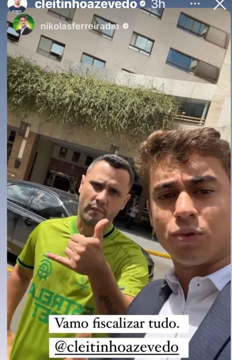 Cleitinho e Nikolas em frente ao hotel em que Lula est hospedado