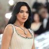 Dua Lipa chama atenção no Met Gala com colar avaliado em R$ 50 milhões