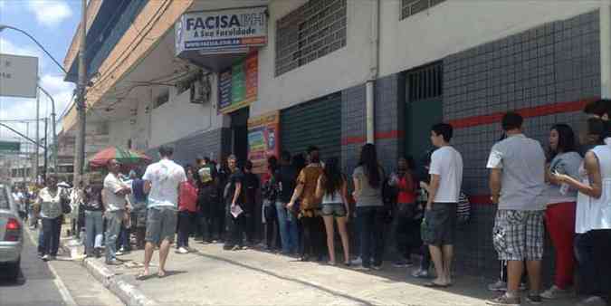 Na Facisa, candidatos ainda aguardavam entrada para as provas a cinco minutos para o fechamento dos portes(foto: Esp. EM / DA PRESS)