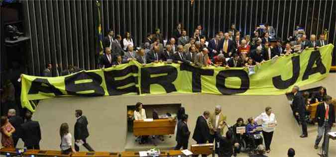 A Frente Parlamentar em Defesa do Voto Aberto fez manifestao pela aprovao da proposta de emenda  Constituio (PEC) que institui o voto aberto em todas as deliberaes das duas Casas do Congresso (foto: Valter Campanato/ABr)